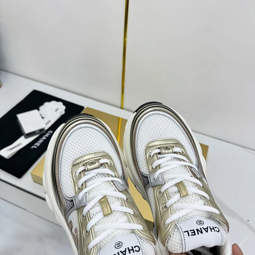 👟👟Ex-factory price 680👟👟 Upgraded version, upgraded version, upgraded version! No rebuttal accepted! ! ! ! Chanel Chanel panda shoes! 2025 counter's top casual sports shoes. This classic design; the upper is electro-embroidered with a variety of techniques; the outsole is fashionable and sporty; the unusual inclusion of a variety of color matching elements... The diversified mix and match is very good-looking and versatile, and can be used for leisure, fashion, sports, and outdoor... ꫛꫀꪝ Go➫ Materials: ❶Upper made of: original imported first-layer silk cowhide + original waterproof cloth + original first-layer cowhide ❷Inner lining: Original Yangli+Net ❸Outsole based on: Original TPU combination outsole Counter boutique packaging complete set for women 35–41 👉 👉 👉 👉